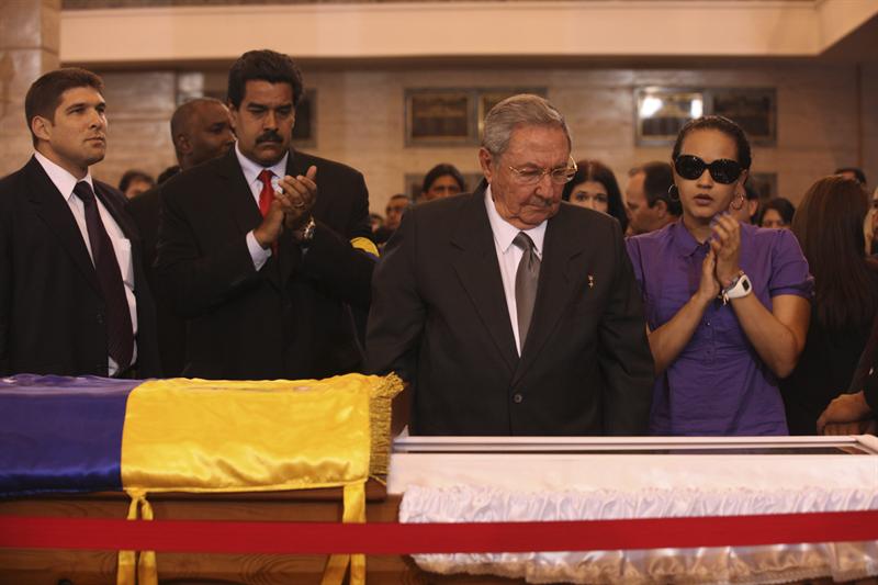 Raúl rinde tributo a Chávez en la capilla ardiente instalada en la Academia Militar