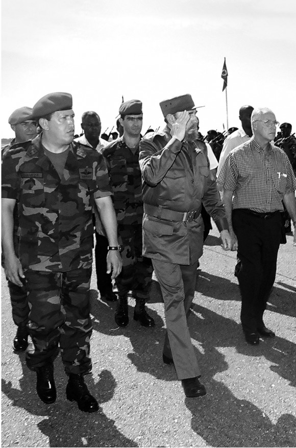 Fidel Recorre junto al presidente Hugo Chávez, las zonas más afectadas por la tragedia natural de diciembre en El Pavero. 26 de octubre de 2000.