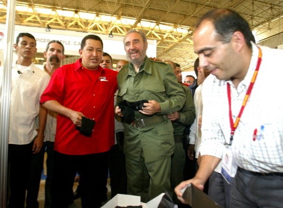 Recorrido de Fidel y Chávez por Expocuba en ocasión de la primera reunión Cuba - Venezuela para la aplicación de la Alternativa Bolivariana para las Américas 28 de abril de 2005. Foto: estudios Revolución/Archivo de Cubadebate
