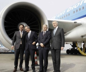 El director de KLM, el ministro holandés de Economía y el alcalde de Ámsterdam frente al avión | Foto: EFE