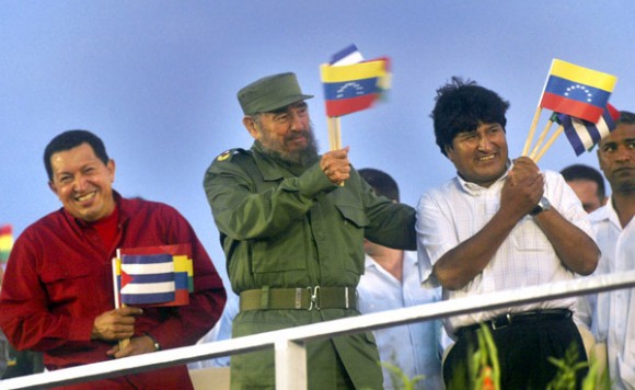 Chávez, Fidel y Evo, en la Plaza de la Revolución. Foto: Ismael Francisco/Cubadebate.