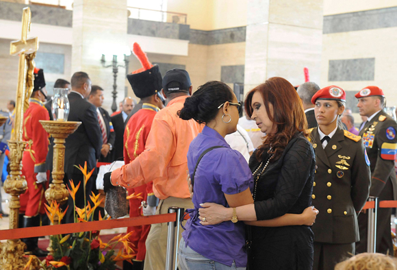 Emotivo abrazo entre Cristina Fernández y Rosa Virginia Chávez Foto: Reuters