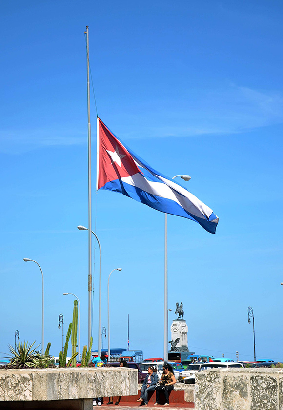 La bandera cubana flamea a media asta, en duelo oficial por el fallecimiento del Presidente de la República Bolivariana de Venezuela, Hugo Rafael Chávez Frías. La Habana, 6 de marzo de 2013. (Fotos Oriol de la Cruz Atencio AIN)
