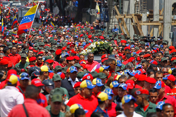 Una marea roja de dolor y llanto despide a Hugo Chávez en el centro de Caracas