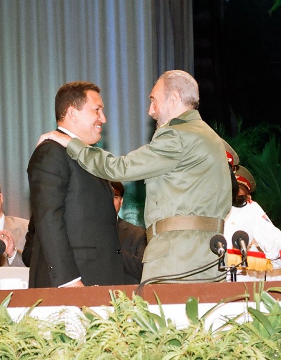 Fidel le impone a Chávez la Orden Carlos Manuel de Céspedes 14 de diciembre de 2004. Foto: Estudios Revolución/Archivo de Cubadebate