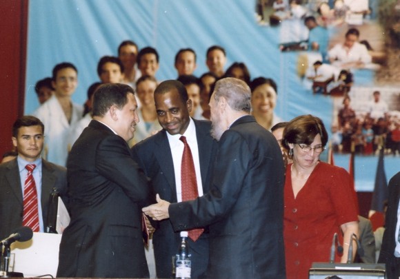 En la Primera Graduación de la ELAM. 20 de agosto de 2005. Foto Estudios Revolución/Archivo de Cubadebate
