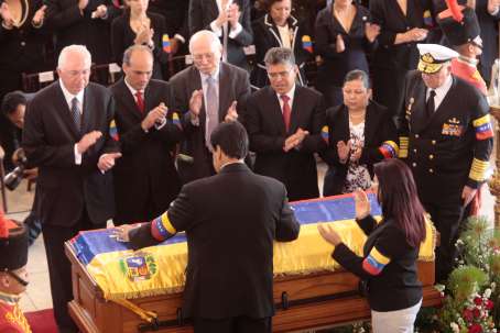 EL equipo de gobierno venezolano rinde tributo a su Presidente