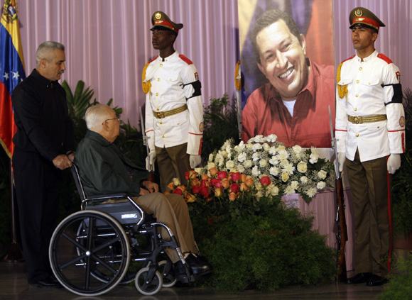El luchador revolucionario Armando Hart Dávalos rinde homenaje en La Habana a Hugo Chávez. Plaza de la Revolución. Foto: Ismael Francisco/Cubadebate.