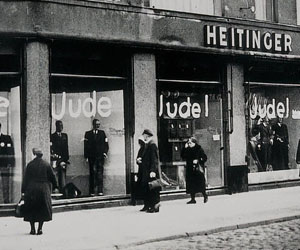 Un negocio en la Alemania nazi, con la palabra "judío" en las vidrieras. 