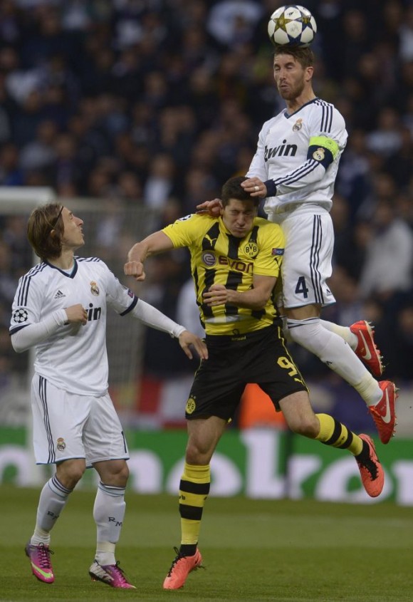  Sergio Ramos salta por encima de Lewandowski. Foto: AFP.