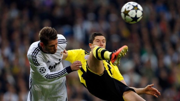 Sergio Ramos pelea por el balón con Lewandowski. Foto: AP.