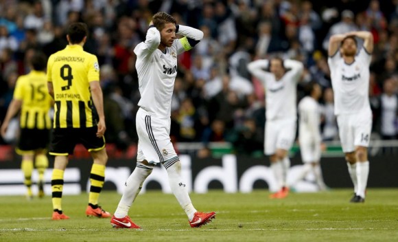 Los jugadores del Real Madrid se lamentan de una ocasión fallida. Foto: EFE.