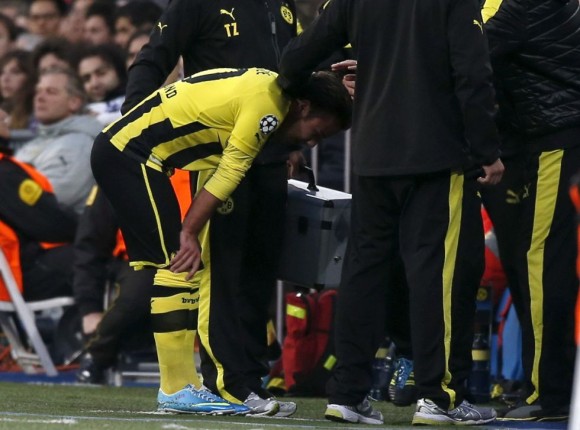 Götze se marcha lesionado del terreno de juego. Foto: Reuters.