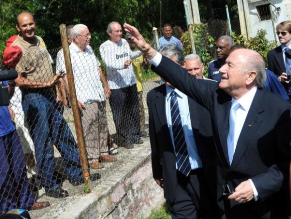 oseph Blatter (D), presidente de la Federación Internacional de Fútbol (FIFA), visitó la capitalina Cancha Polar, en La Habana, Cuba, el 17 de abril de 2013.  AIN FOTO/Marcelino VAZQUEZ HERNANDEZ
