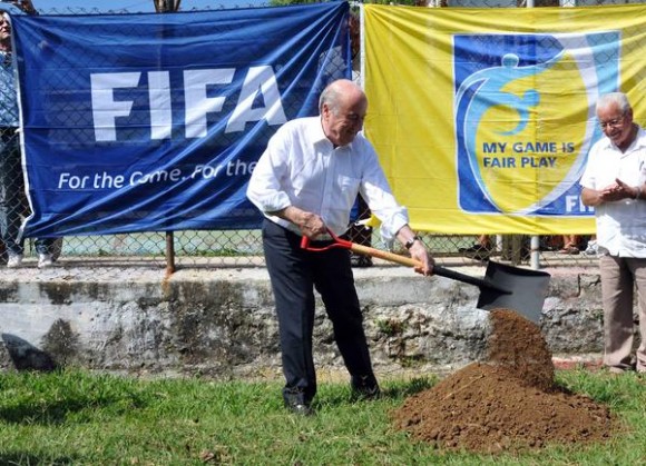 Joseph Blatter, presidente de la Federación Internacional de Fútbol (FIFA), durante su visita a  la capitalina Cancha Polar, en La Habana, Cuba, el 17 de abril de 2013, explanada donde la FIFA espera instalar una cancha sintética. AIN FOTO/Marcelino VAZQUEZ HERNANDEZ