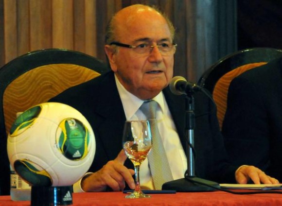 Conferencia de prensa de Joseph Blatter (C), presidente de la Federación Internacional de Fútbol (FIFA), en el Hotel Nacional de Cuba,  en La Habana,  el 17 de abril de 2013.  AIN FOTO/Marcelino VAZQUEZ HERNANDEZ