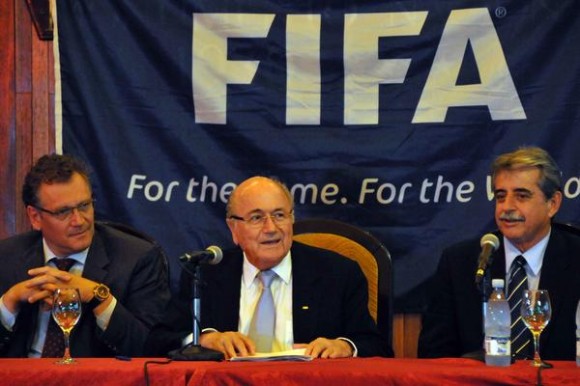 Conferencia de prensa de Joseph Blatter (C), presidente de la Federación Internacional de Fútbol (FIFA), en el Hotel Nacional de Cuba,  en La Habana,  el 17 de abril de 2013.  AIN FOTO/Marcelino VAZQUEZ HERNANDEZ