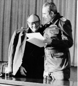 idel con Alfredo Guevara, cuando se le entregò el titulo de Doctor Honoris Causa, por Instituto Superior de Arte. Foto: Walfrido Ojeda, 7 diciembre de 1994.