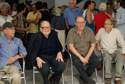 De izquierda a derecha Julio García Espinosa, Alfredo Guevara, Silvio Rodríguez y Enrique Pineda Barnet en la inauguración de la exposición homenaje al GESI. Foto. Paco Bou