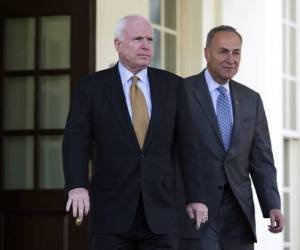 Los senadores John McCain, republicano por Arizona, y Charles Schumer, demócrata por Nueva York, en la Casa Blanca, donde se entrevistaron con el presidente Barack Obama para hablar sobre el proyecto para una reforma migratoria