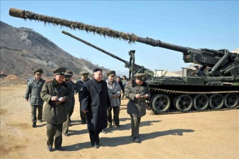 El presidente de Corea del Norte, Kim Jong Un mientras inspecciona un cañon de largo alcance en Pyongyang. FOTO: Agencia Central de Noticias Norcoreana.
