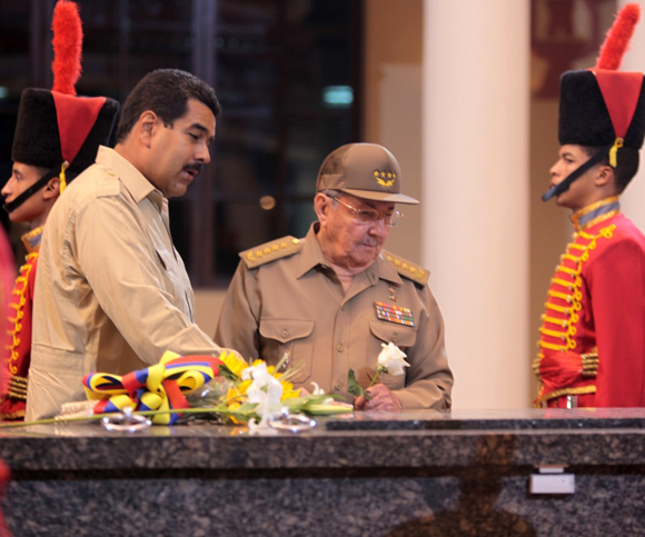 Raúl Castro y Nicolás Maduro en el Cuartel de la Montaña 