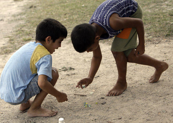 Niños jugando bolas en Santo Tomás. Ciénaga de Zapata. Foto: Ismael Francisco/Cubadebate.