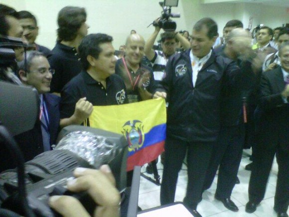 Correa celebrael lanzamiento del satélite ecuatoriano. Foto publicada en su cuenta de twitter.