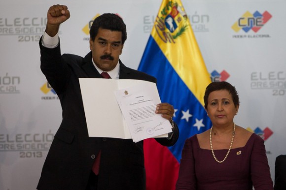 Nicolás Maduro al recibir el certifico como presidente electo el pasado lunes en el CNEFoto: EFE.