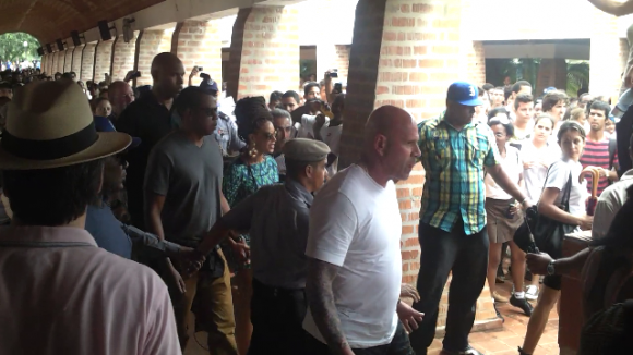 Beyoncé y Jay-Z  junto a estudiantes y trabajadores de la Universidad de las Artes, Cuba