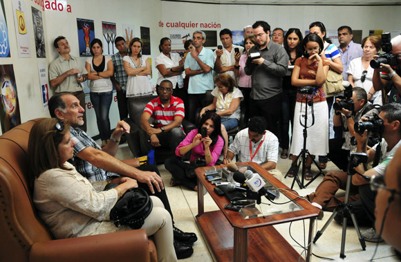 René González y Olga Salanueva durante un encuentro con la prensa nacional. Foto: Ladyrene Pérez/Cubadebate.
