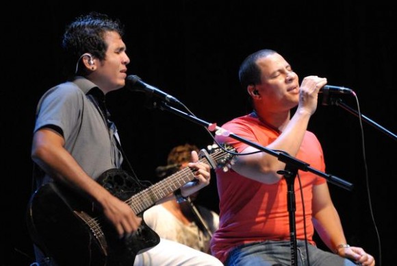 El dúo Buena Fe rindió homenaje a la Radio Cubana con el concierto Dial, realizado en el Teatro Eddy Suñol, de la ciudad de Holguín, Cuba, el 2 de mayo de 2013. AIN FOTO/Juan Pablo CARRERAS