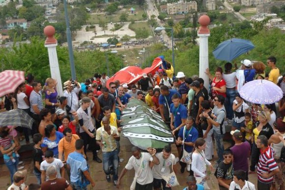El Hacha de Holguín fue ascendida en hombros de voluntarios hasta la cima de La Loma de la Cruz, el 3 de mayo de 2013, luego de inauguradas las XX Romerías de  Mayo, en la ciudad de Holguín, Cuba. AIN FOTO/Juan Pablo CARRERAS