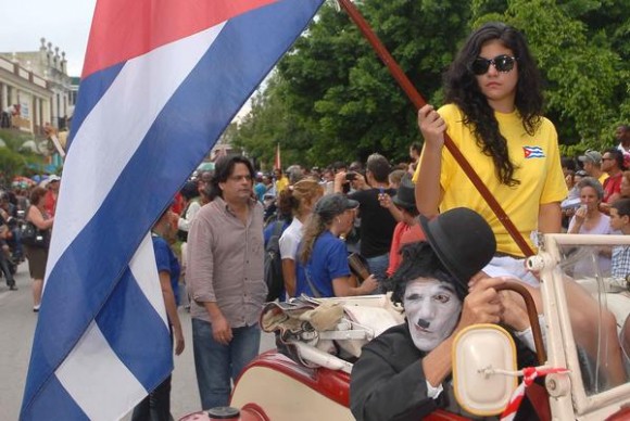Desfile inaugural de las XX Romerías de Mayo, en la ciudad de Holguín, Cuba, el 3 de mayo de 2013. AIN FOTO/Juan Pablo CARRERAS