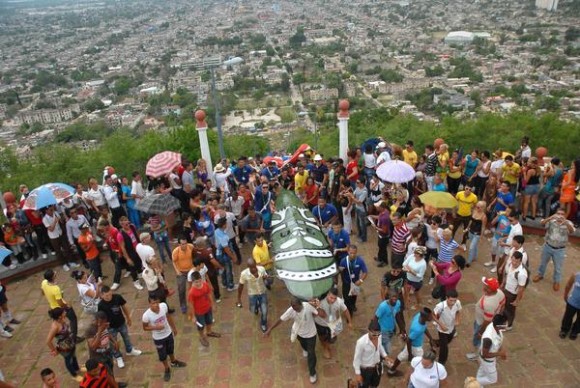 El Hacha de Holguín fue ascendida en hombros de voluntarios hasta la cima de La Loma de la Cruz, el 3 de mayo de 2013, luego de inauguradas las XX Romerías de  Mayo, en la ciudad de Holguín, Cuba. AIN FOTO/Juan Pablo CARRERAS