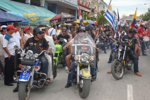 Desfile inaugural de las XX Romerías de Mayo, en la ciudad de Holguín, Cuba, el 3 de mayo de 2013. AIN FOTO/Juan Pablo CARRERAS/
