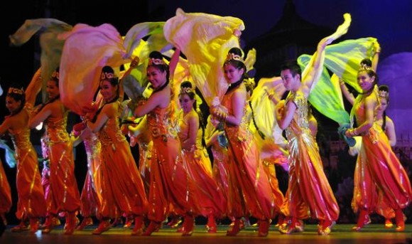 Preludio: Aire Violeta del Este, realizado por artistas del Circo Nacional de China, durante la presentación del espectáculo La noche de Beijing, en el Teatro Mella, en La Habana, Cuba, el 30 de mayo de 2013. AIN FOTO/ Roberto MOREJON RODRIGUEZ