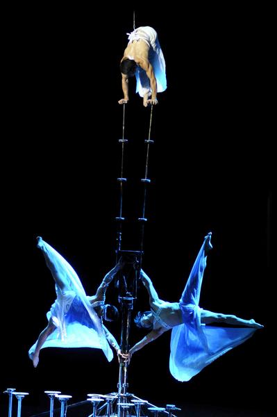 Balance y elevación realizado por artistas del Circo Nacional de China, durante la presentación del espectáculo La noche de Beijing, en el Teatro Mella, en La Habana, Cuba, el 30 de mayo de 2013.  AIN FOTO/ Roberto MOREJON RODRIGUEZ