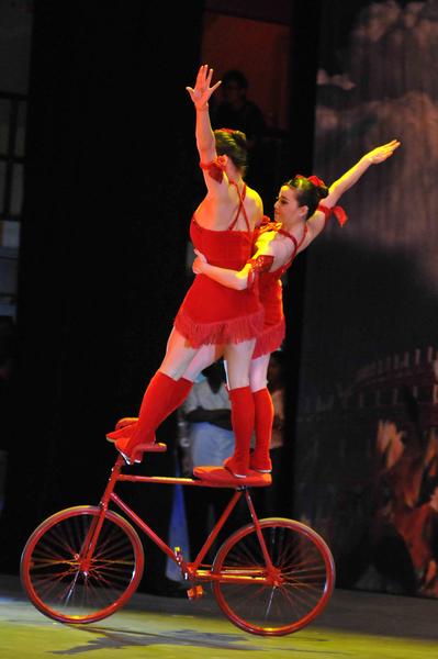 Equilibrismo realizado por  artistas del Circo Nacional de China, durante la presentación del espectáculo La noche de Beijing, en el Teatro Mella, en La Habana, Cuba, el 30 de mayo de 2013..  AIN FOTO/ Roberto MOREJON RODRIGUEZ