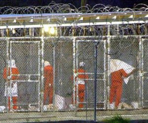 Presos en base de Guantánamo comienzan a comer