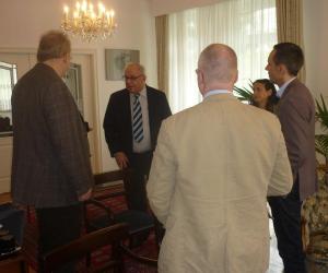 El embajador de Cuba en Alemania, Raúl Becerra, conversa con representantes de varios medios alemanes