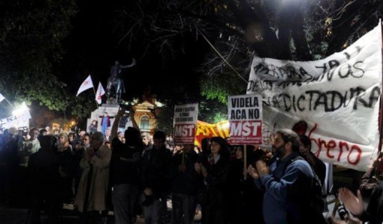argentinos repudian a Videla