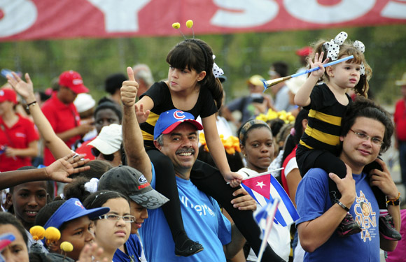 Juan Carlos Cremata y La Colmenita durante el desfile por el 1ro de Mayo en La Habana. Foto: Ladyrene Pérez/Cubadebate.
