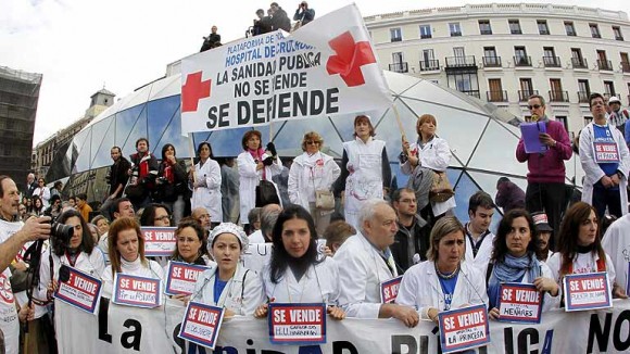 Miles de trabajadores del sector de la salud protestan contra la privatización