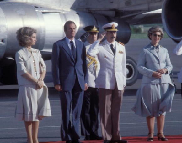 November 1978. Buenos Aires, Argentina. Official visit of the Kings of Spain Juan Carlos and Sofia to Argentina The Kings of Spain and the president Jorge Rafael Videla and wife in the airport.
