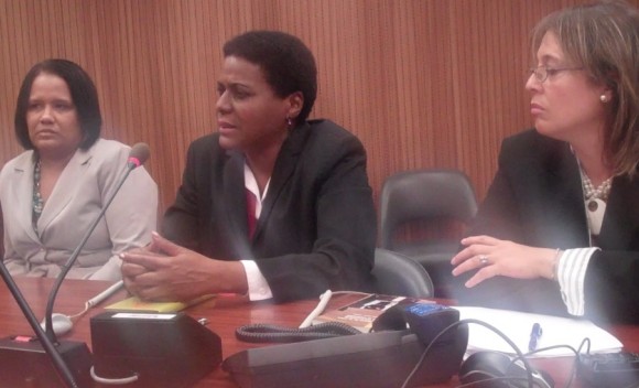 Zuleica Romay (al centro) presentó en Ginebra su libro "Elogio de la altea". A su derecha, la embajadora de Cuba ante el Consejo de Derechos Humanos, Anayansi Rodríguez. A su izquierda, Rebeca Hernández, de la oficina de prensa de la Cancillería de la Isla. Foto: Cubadebate.