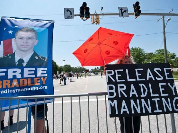 "Liberen a Bradley Manning".