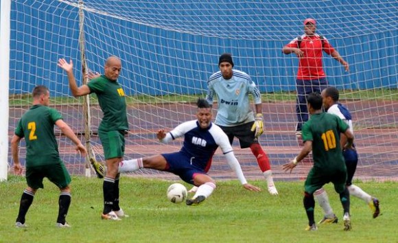 El equipo de Pinar del Río, resulta finalista en el Torneo Clausura del 98 campeonato cubano de fútbol, luego del juego frente al equipo de La Habana, efectuado en el estadio Pedro Marrero, en La Habana, Cuba, el 1 de junio de 2013.  AIN FOTO/Omara GARCÍA MEDEROS