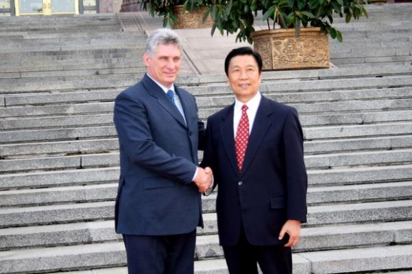 EL primer vicepresidente cubano Miguel DÃ­az-Canel con el vicepresidente chino Li Yuanchao, durante su visita a Beijing, China, el 17 de junio de 2013. AIN FOTO/ FotosPL/Cortesía/Delegación Cuba