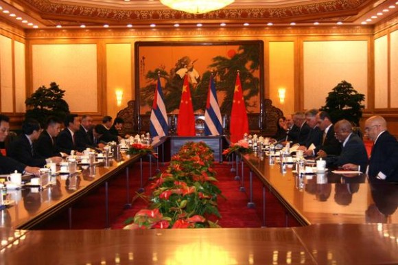 El primer vicepresidente cubano Miguel Díaz-Canel Bermúdez, durante las   conversaciones durante su visita a en Beijing, China, el 17 de junio de 2013. AIN FOTO/ FotosPL/Cortesía/Delegación Cuba
